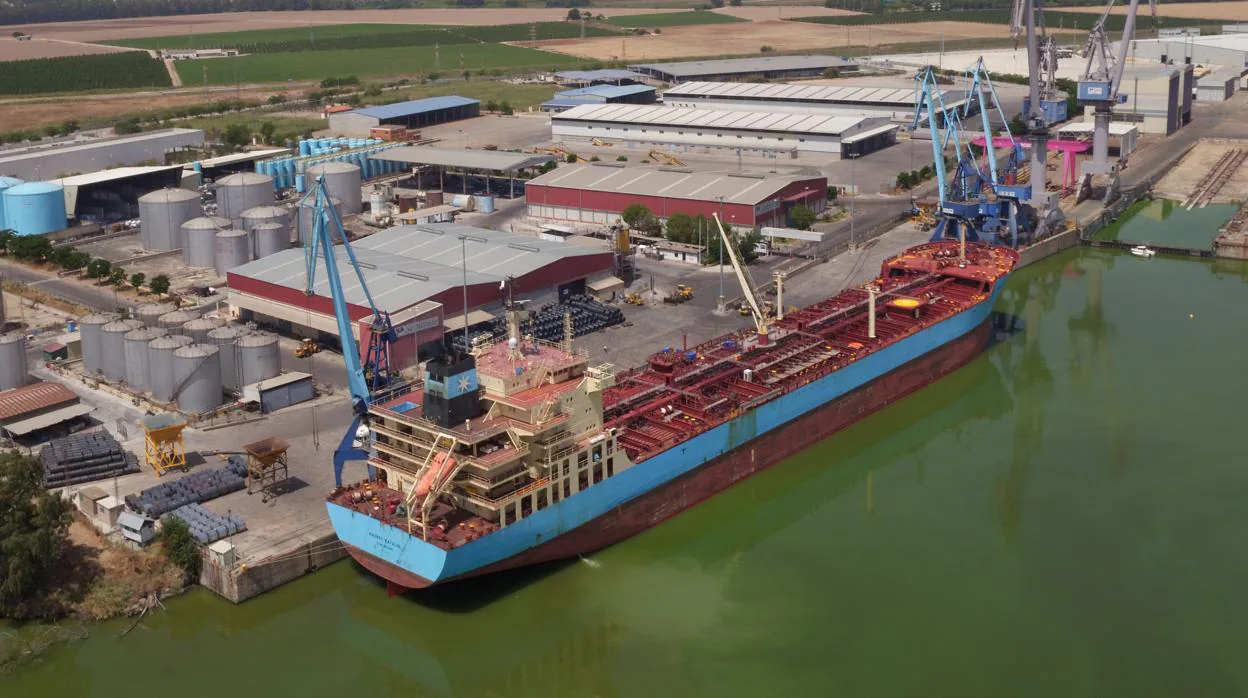 El buque «Maersk Katalin» atracado en Sevilla