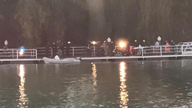 Los bomberos rescatan el cuerpo de un piragüista fallecido en el río Guadalquivir