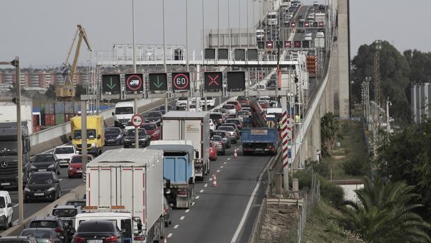 Fomento dice ahora que la ampliación del puente del Centenario de Sevilla es solo «una posibilidad»