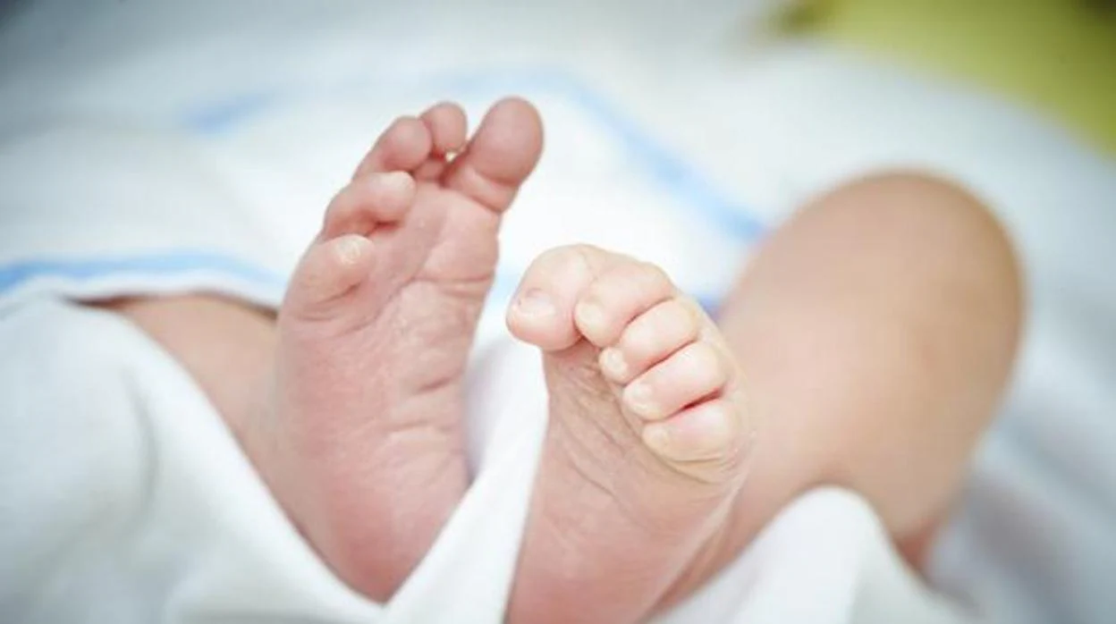 Imagen de unos pies de un recién nacido