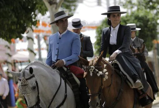 Jinetes y amazonas disfrutan a caballo por la Feria de Abril