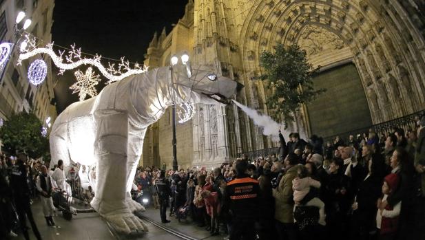 El centro de Sevilla, abarrotado por el espectáculo de «Arktika»