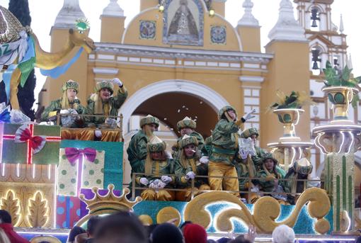Los pajes de Gaspar pasan frente al arco de La Macarena