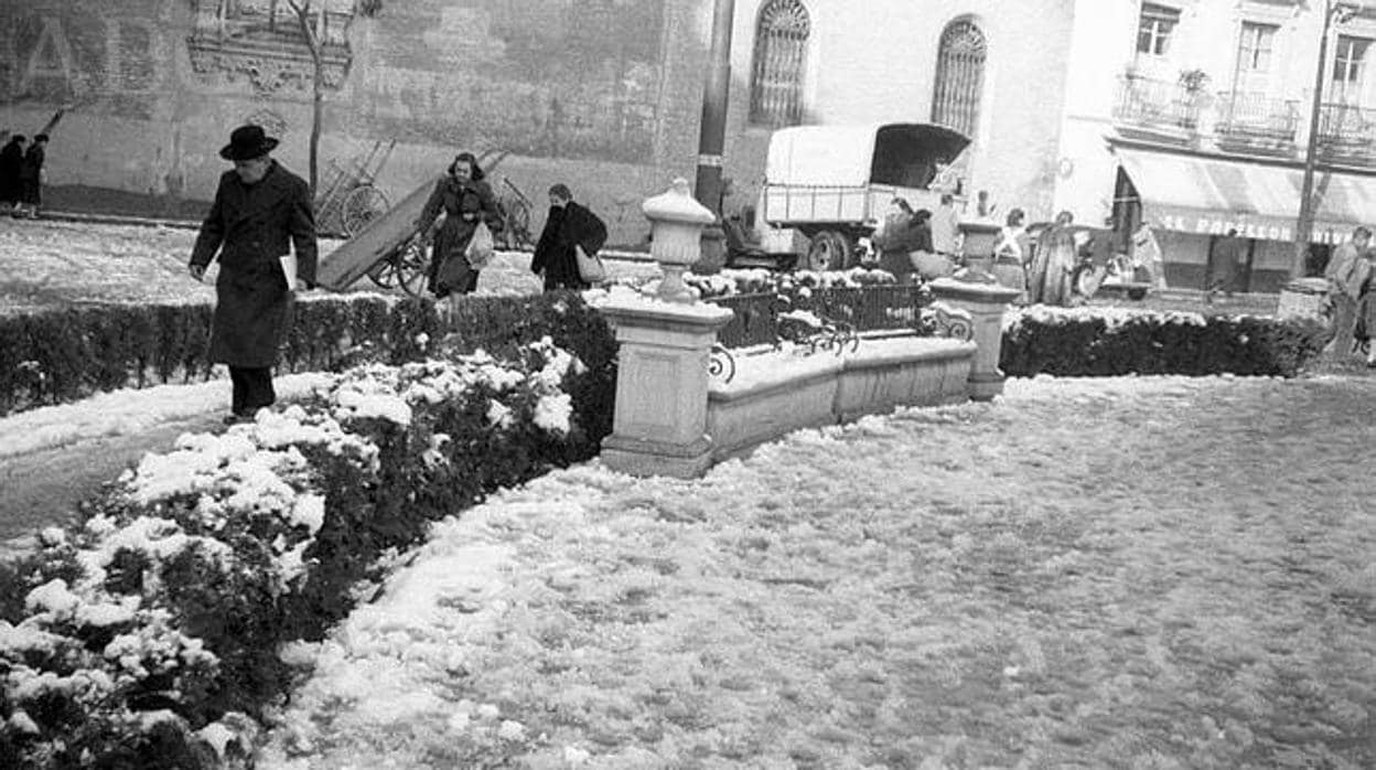 Transeúntes cruzan la plaza de la Encarnación alfombrada de nieve
