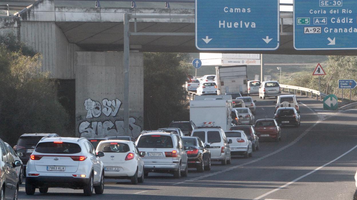 Retenciones de tráfico en la A-49 dirección a Camas