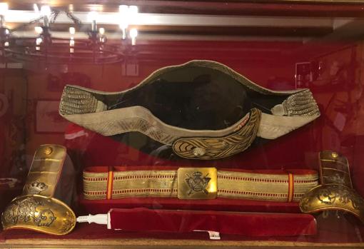 Elementos del uniforme del comandande médico Rogelio Vigil de Quiñones, hoy depositados en el Consulado de Filipinas en Andalucía occidental