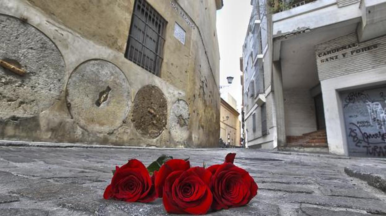 Rosas en el lugar donde fueron asesinados Alberto y Ascen