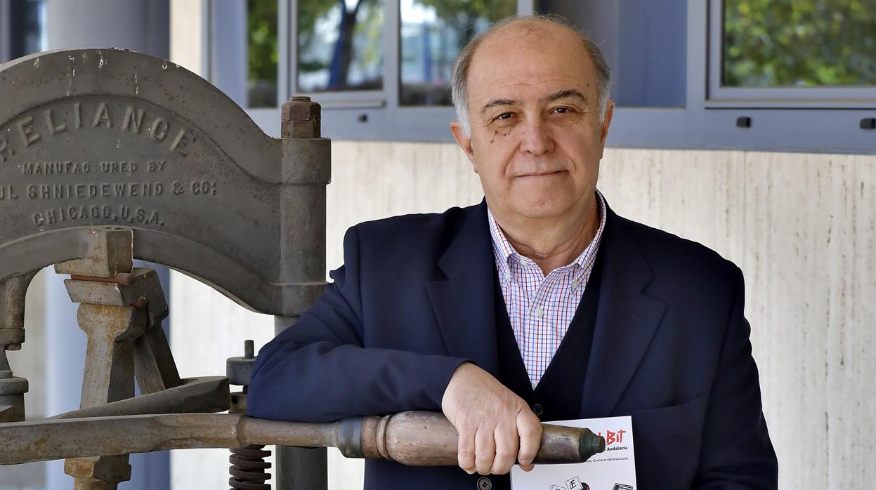 Manuel Capelo junto a una prensa de plomo en la puerta de la Casa de ABC