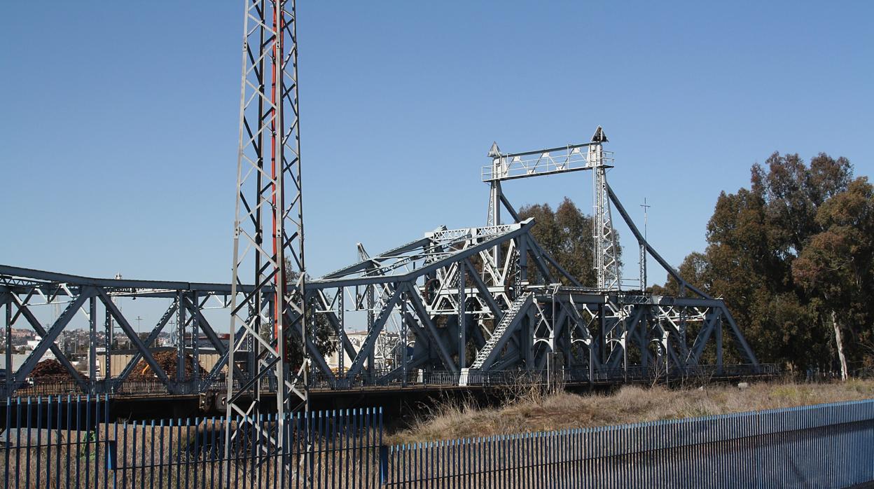 El puente basculante de Alfonso XIII, conocido popularmente como el puente de hierro