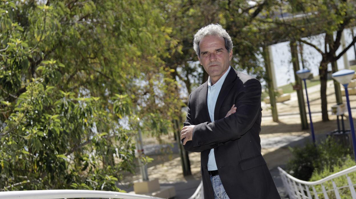 Ricardo Librero posa en el Jardín Americano, proyectado por él