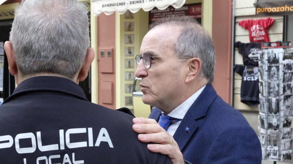 Beltrán Perez junto a Jesús Gómez Palacios durante la presentación de este domingo