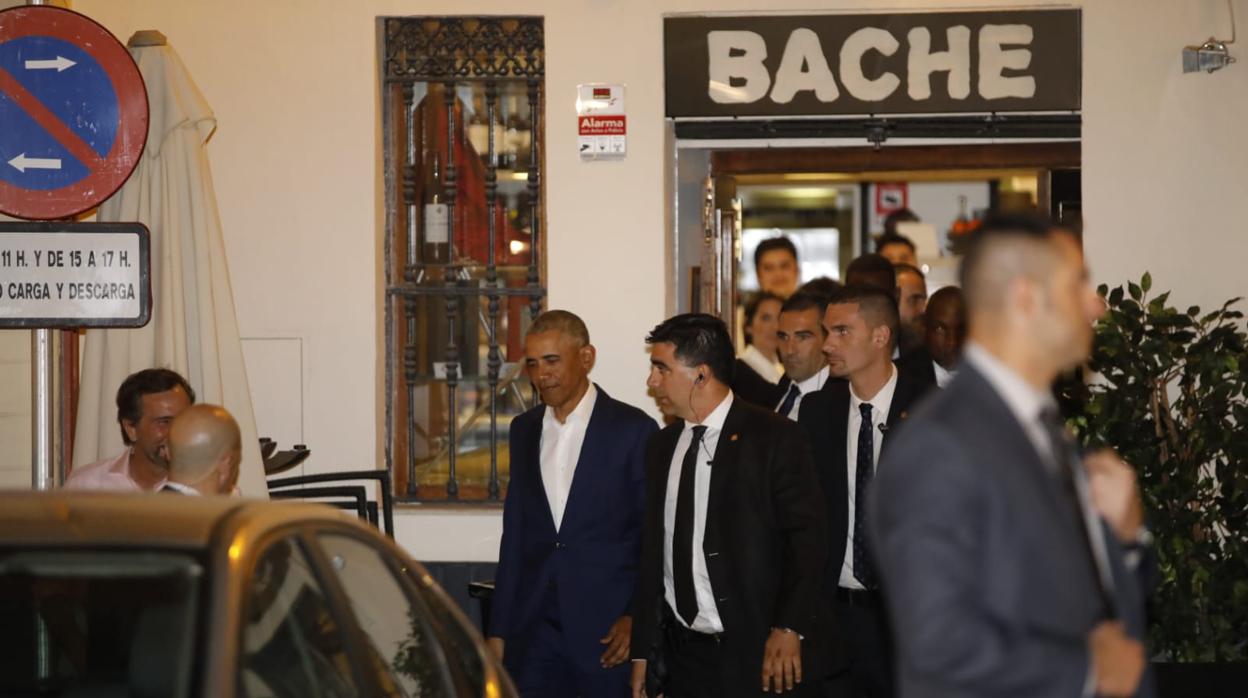 Barack Obama sale del restaurante Bache en la plaza del Cristo de Burgos en Sevilla