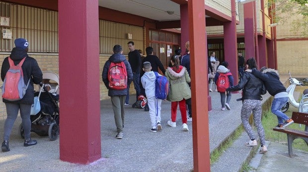 Condenan a 30 padres en la provincia de Sevilla el pasado año por casos graves de absentismo escolar