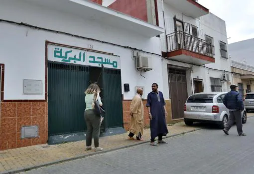 Entrada en la mezquita donde ejerce de imán el padre del detenido