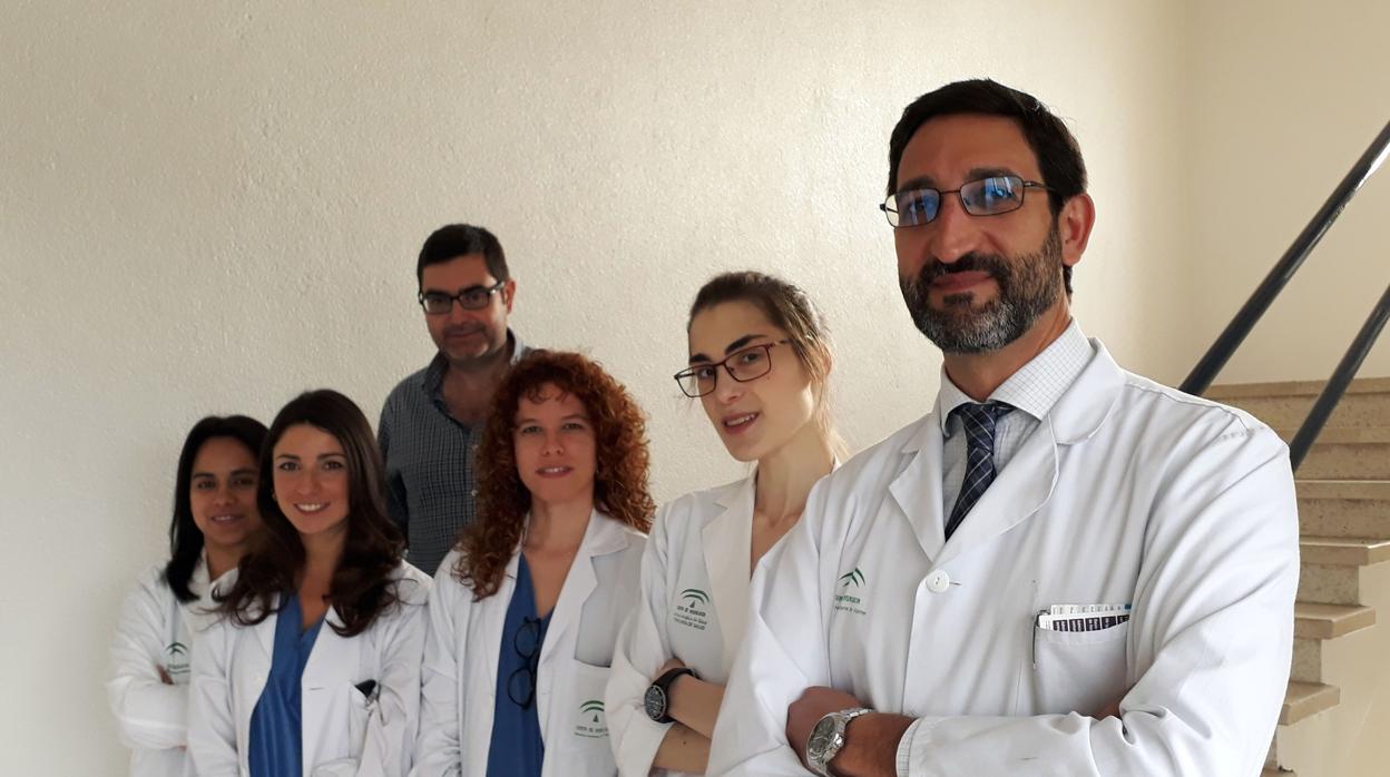 Facultativos vasculares del hospital de Valme integrantes del comité organizador del congreso. A la derecha el director del servicio de Angiología y Cirugía Vascular, doctor Andrés García, que está acompañado por los doctores Ana Moreno, Lara Gómez, José Vicente González, Iratxe Bersabé y Esther Melina Castillo