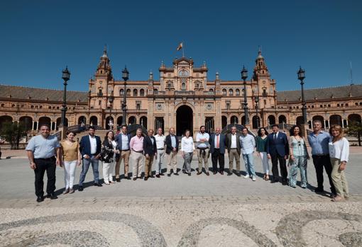 Foto de la presentación de Vox Sevilla este jueves en la Plaza de España