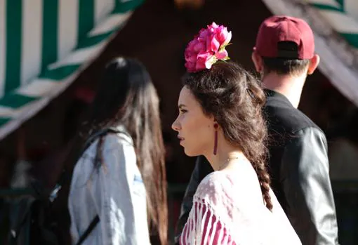 Una joven vestida de flamenca en la Feria