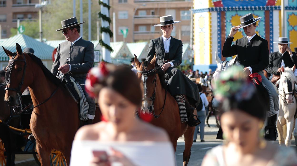 Jóvenes a caballo entrando en el Real de la Feria de Abril