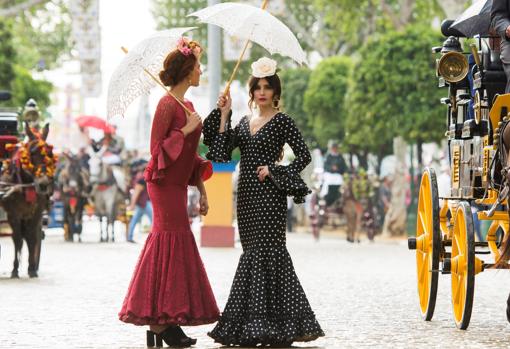 Dos mujeres vestidas con el traje típico en el Real