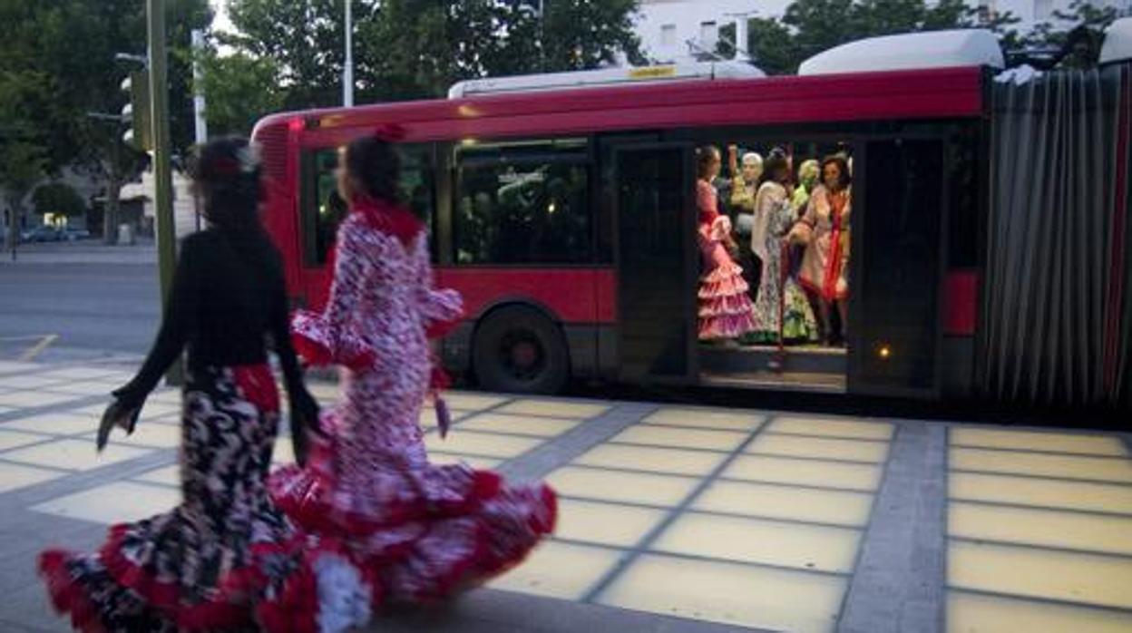Grupo de mujeres vestidas de flamencas en el autobús Especial Feria