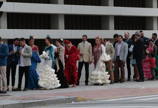 Cola de personas esperando un transporte en la Feria
