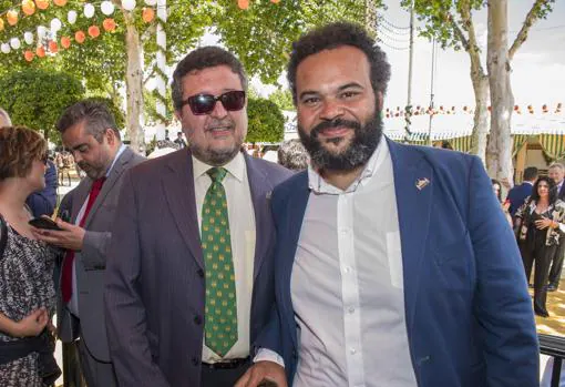 El líder de Vox en Andalucía, Francisco Serrano con el músico Carlos Jean