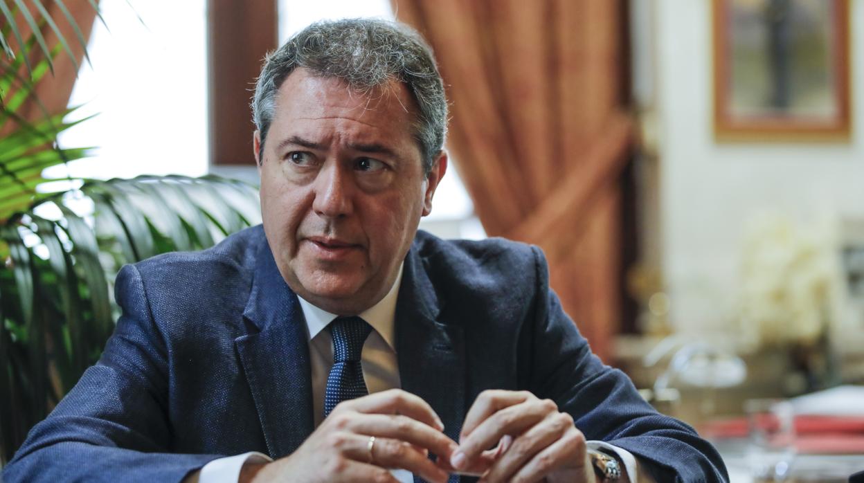 Juan Espadas en su despacho oficial