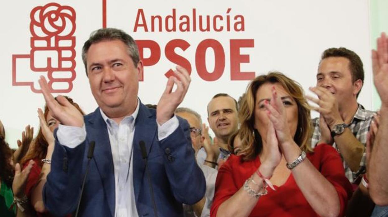 Juan Espadas celebrando la victoria junto a Susana Díaz