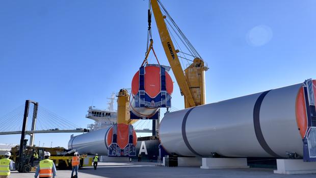 La mayor torre eólica del mundo se fabrica en el Puerto de Sevilla