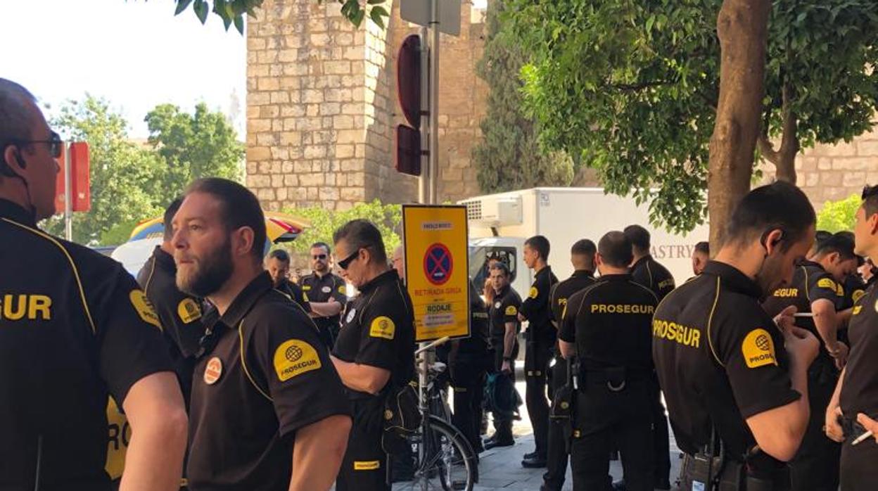 Los guardias de seguridad de la boda de Sergio Ramos y Pilar Rubio, esperando par trabajar