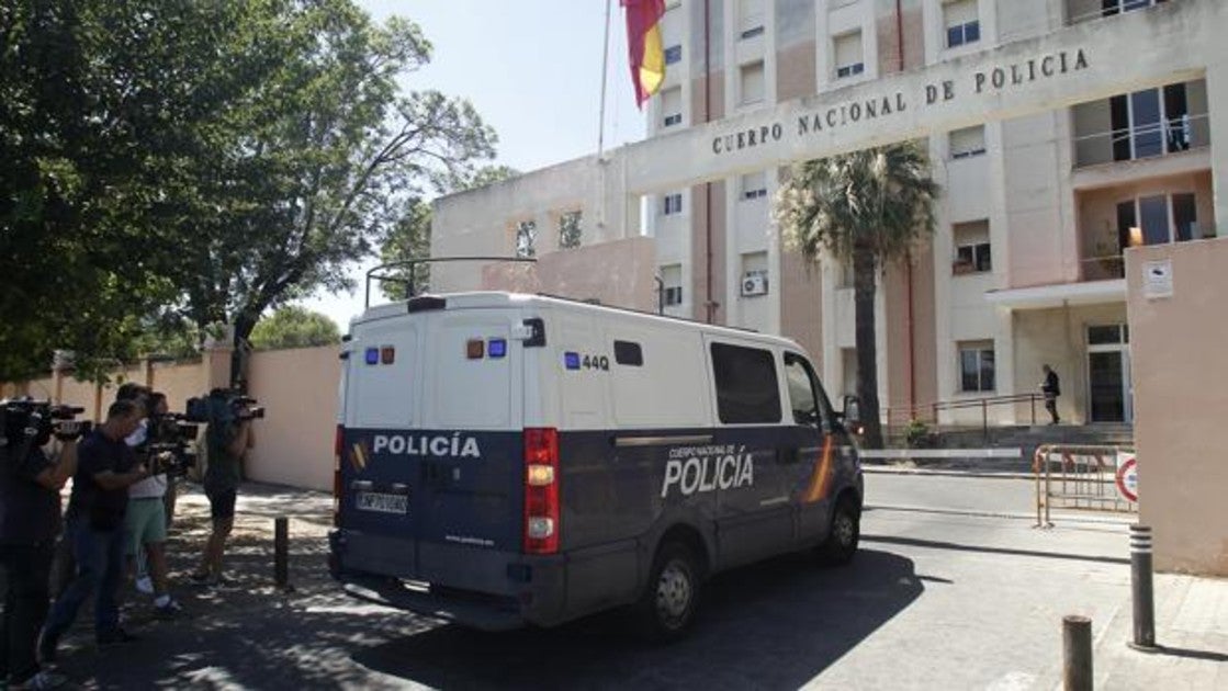 Uno de los miembros de la Manada se entrega en la Comisaría de Blas Infante