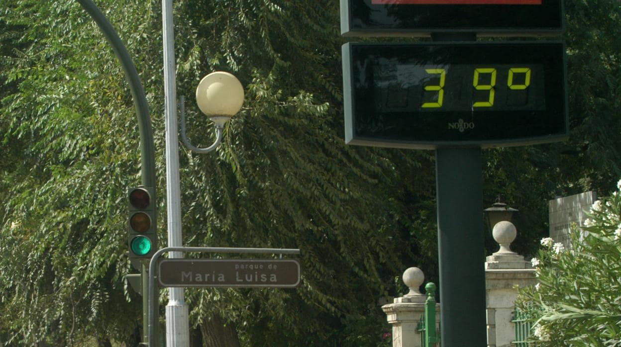 Un termómetro marca 39 grados al lado del parque de María Luisa