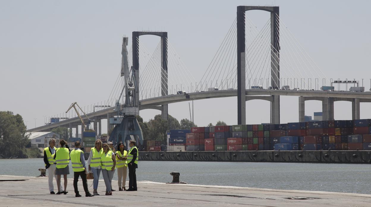 La presidenta del Parlamento andaluz, Marta Bosquet, visitó este martes el Puerto