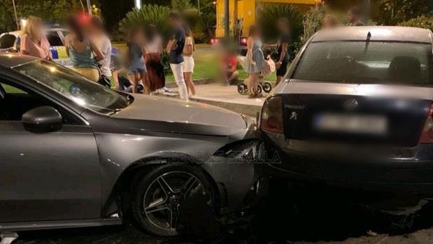 Un menor causa un accidente múltiple en Sevilla con el coche de sus padres, cuadruplicando la tasa de alcohol