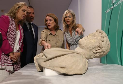 La consejera de Cultura señala el busto que ya está en el museo arqueológico
