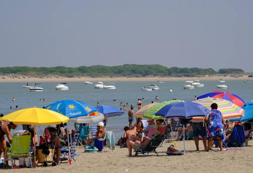 Imagen de bañistas en una playa de Sanlucar de Barrameda