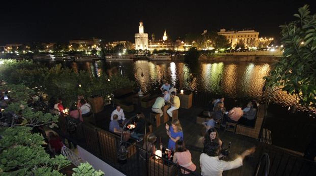 El Ayuntamiento de Sevilla ha ordenado clausurar la terraza Puerto de Cuba