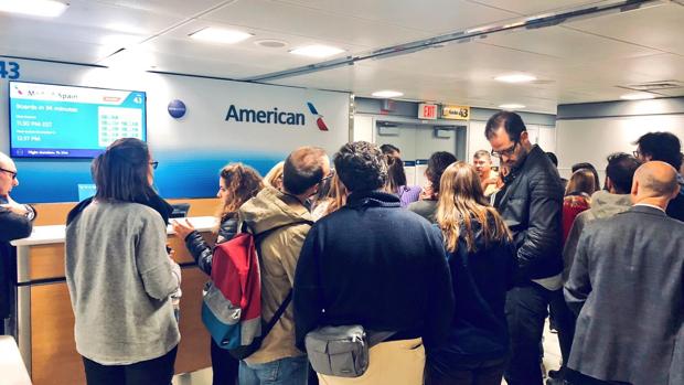 Condenan a una aerolínea a pagar 1.200 euros a una pareja por el retraso en un vuelo