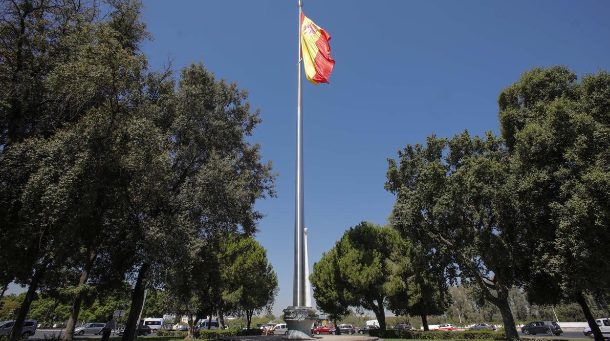 El nuevo mástil de la glorieta Olímpica, con la bandera nacional