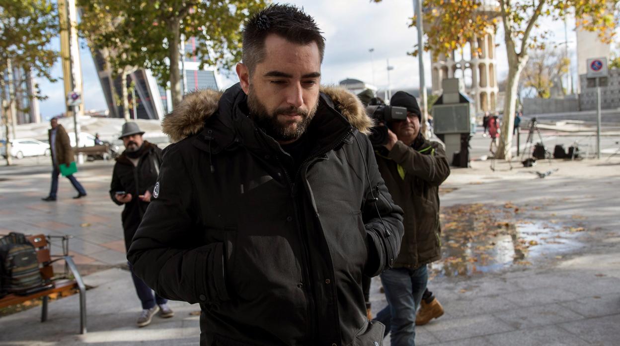 Dani Mateo saliendo de los juzgados tras ser investigado por sonarse los mocos con la bandera de España
