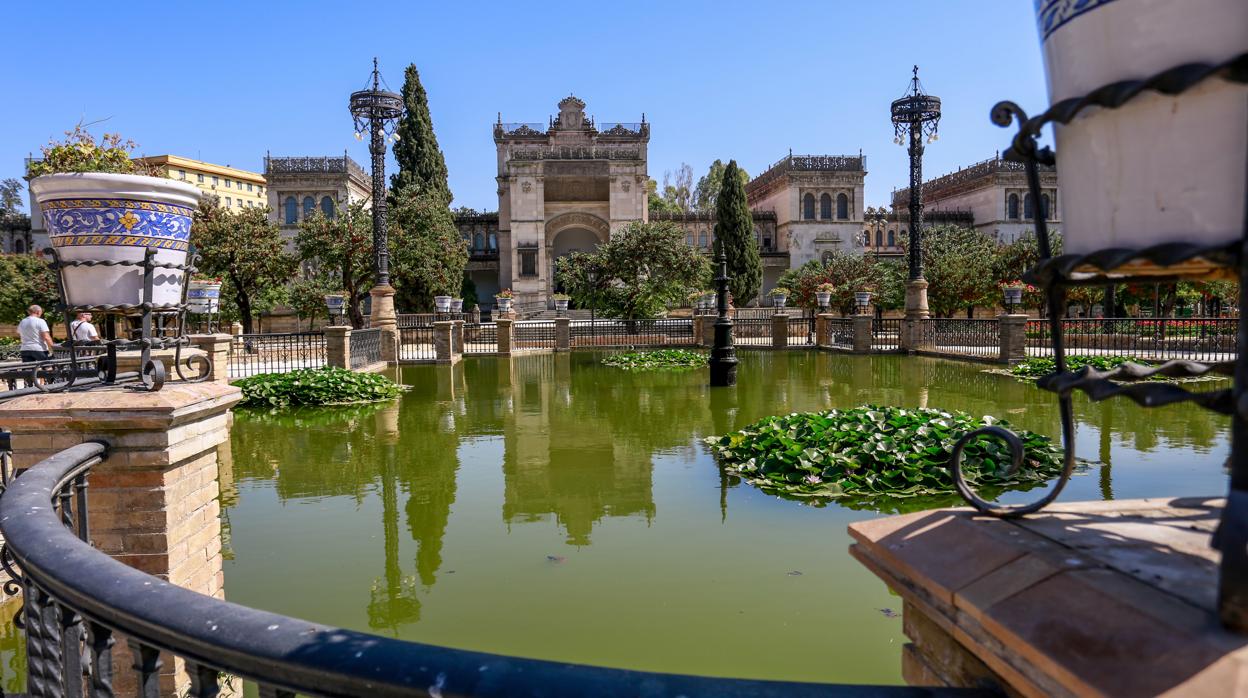 El Museo Arqueológico, tras el estanque de la Plaza de América