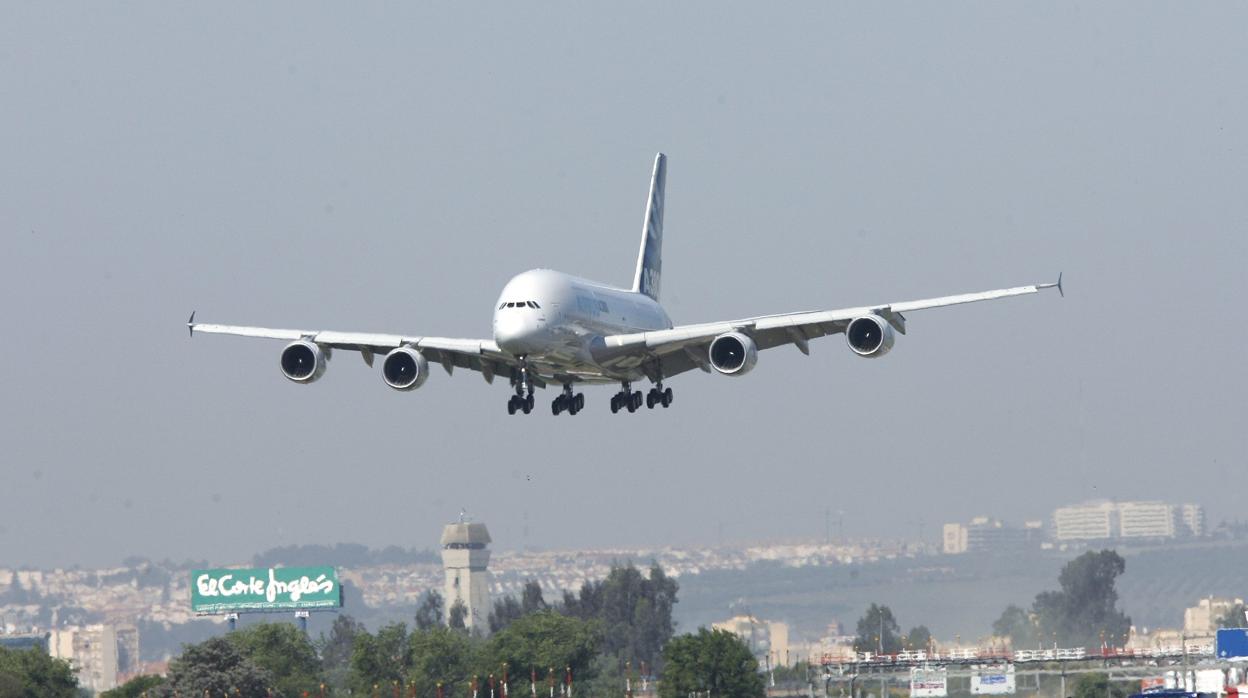 Un avión aterriza en el aeropuerto de Sevilla
