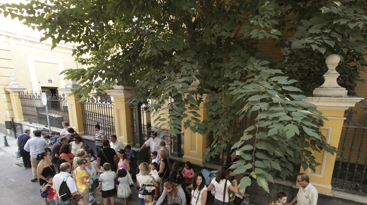 Escolares en la puerta de un colegio en Sevilla