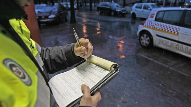 El Ayuntamiento de Sevilla gasta tres millones al año en notificar por correo las multas