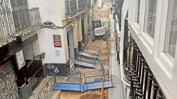 Vecinos de Sevilla denuncian las molestias de las obras de la plaza de la Gavidia y la calle Baños