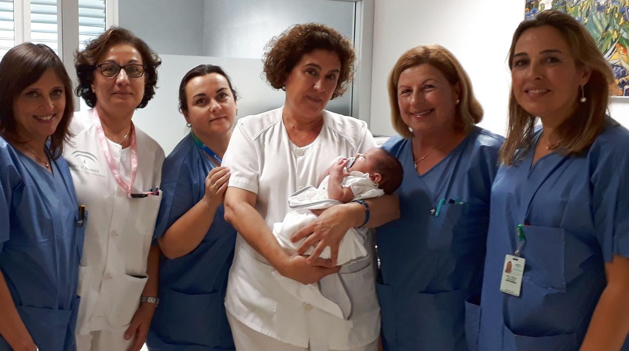 Enfermeras de de la Unidad de Reproducción Asistida con Álvaro. La supervisora es Amelia Gallego, a la derecha.