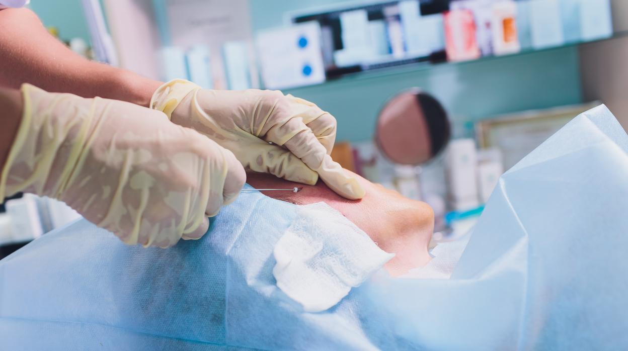 Un cirujano plástico realiza un tratamiento de rejuvenecimiento facial