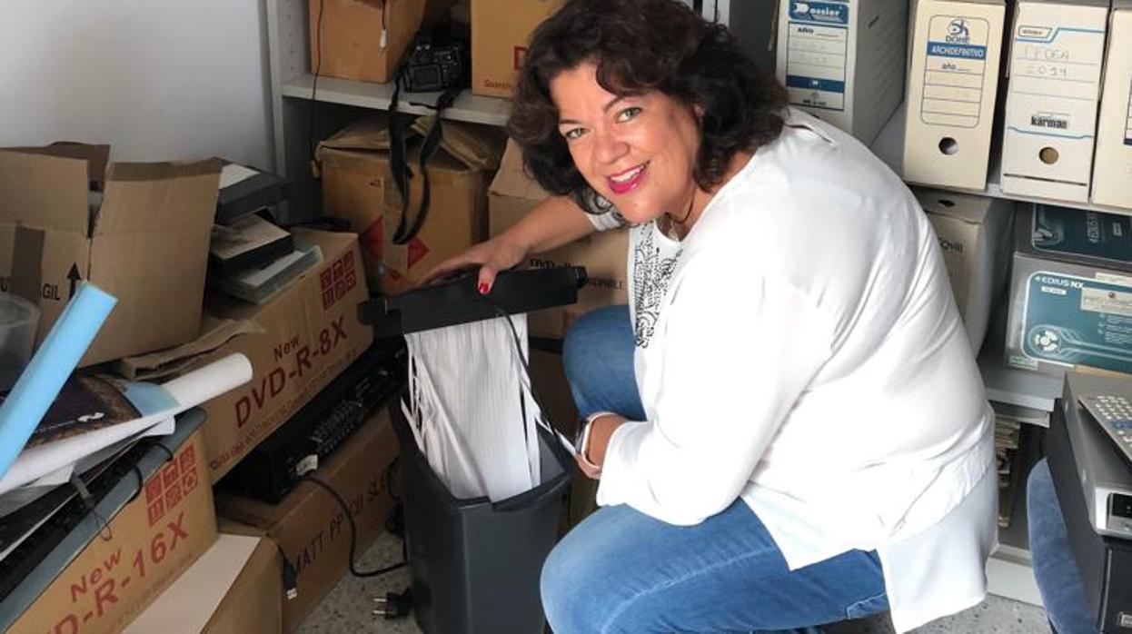 Moreno Oropesa muestra la trituradora de documentos empleada en el Ayuntamiento