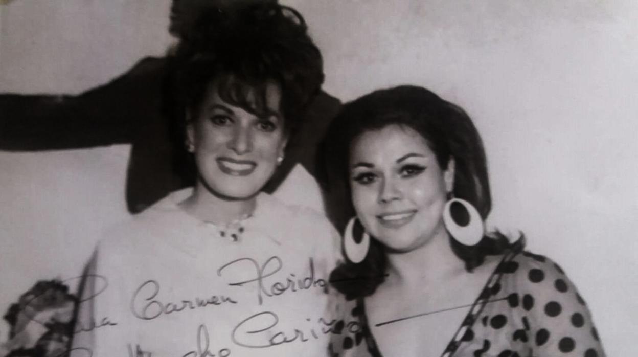 Carmen Florido con la llamada Reina del technicolor, Mauren O´Hara, famosa actriz de Hollywood que frecuentaba, junto a otros famosos de la pantalla, el tablao flamenco de la trianera en México DF.