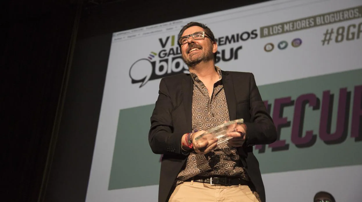 Valentín García recogiendo un premio Blogosur por #yomecuro, mejor blog de Sevilla 2018
